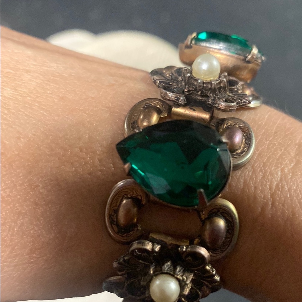 Art Deco Style 40s/50s Green and Gold Bracelet - Picture 4 of 12